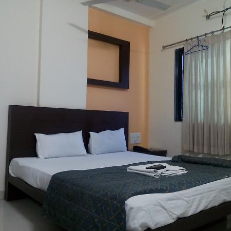 Hotel Parth Executive Lātūr Exterior foto