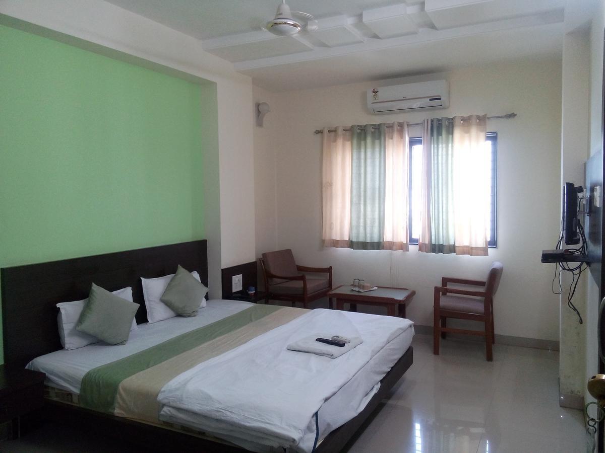 Hotel Parth Executive Lātūr Exterior foto